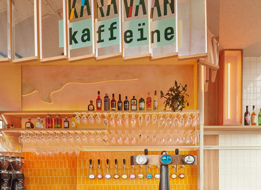 Karavaan bar por Studio Modijefksyi. Amsterdam